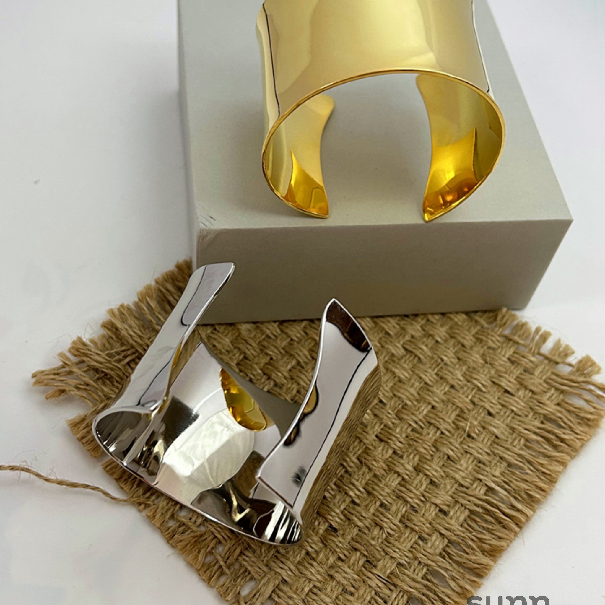Charvi Glossy Arm Cuff [U3F2VZL1]