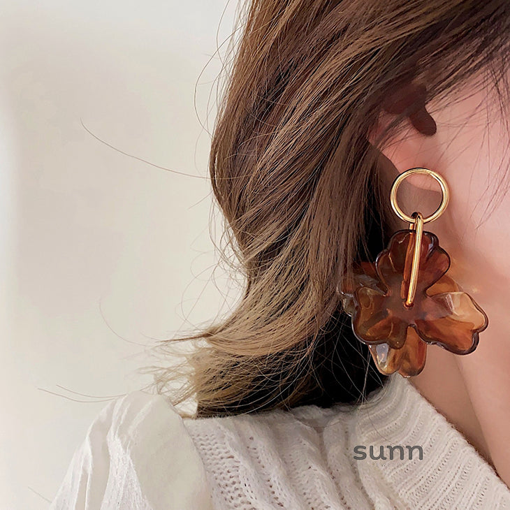 Chasity Resin Bloom Earrings [VXCAIV3X]