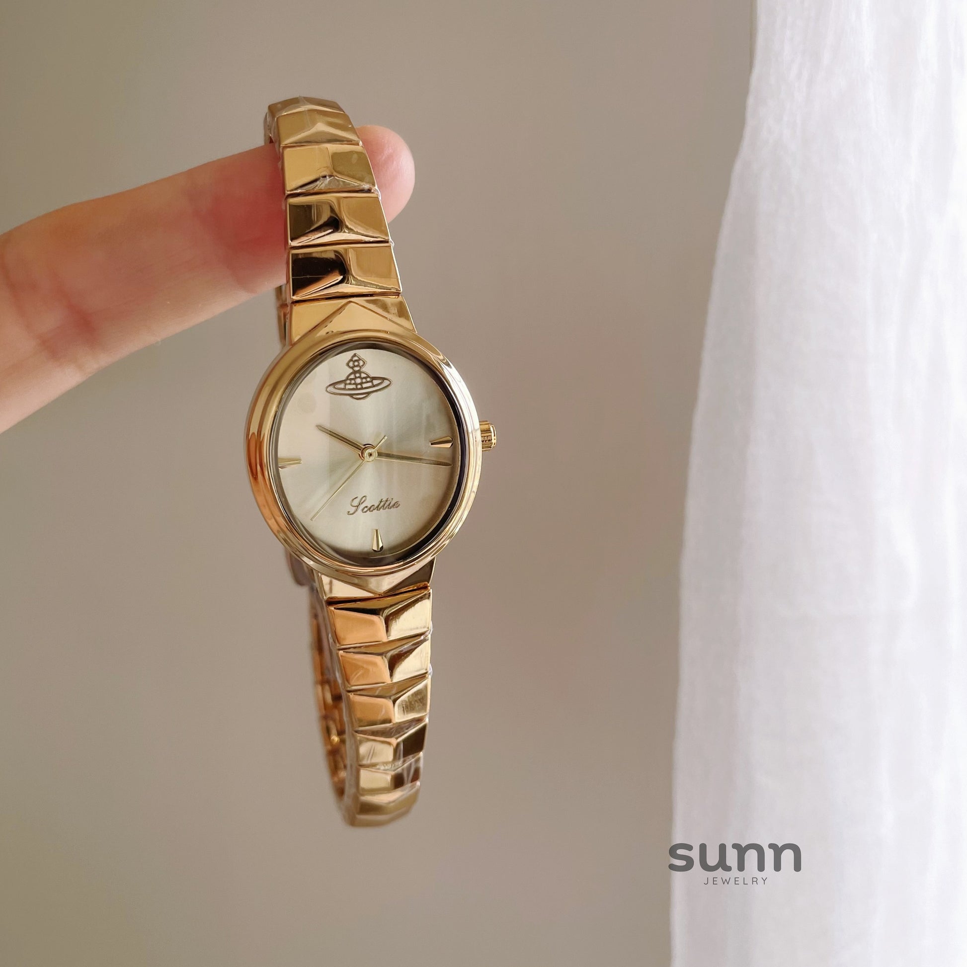 Chassidy Saturn Oval Watch [III2ETVI]