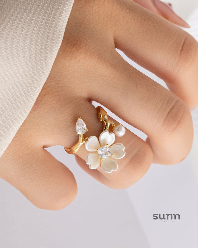 Chaya Pearl Blossom Ring [137DDK9N]