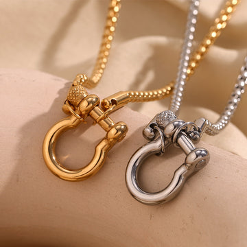 Chelsea Horseshoe Pearl Necklace [FE3DN0K3]