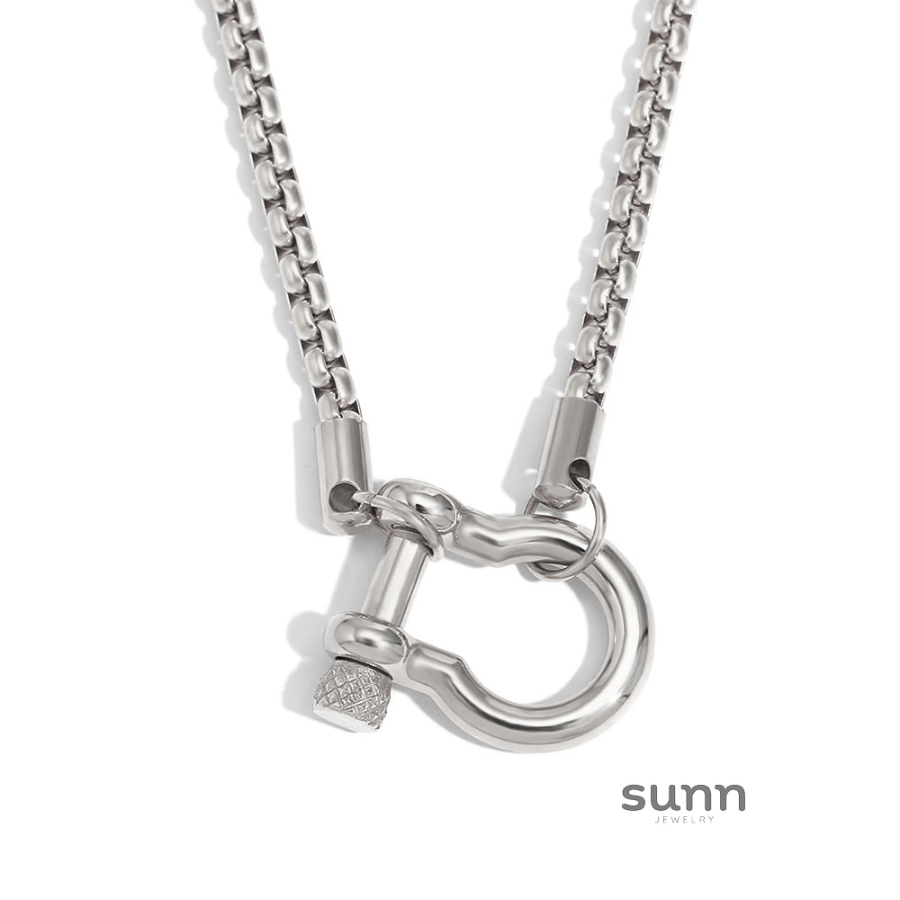 Chelsea Horseshoe Pearl Necklace [OWFOVOLE]