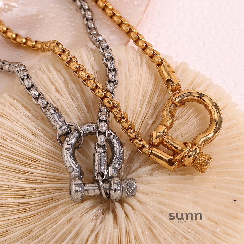 Chelsea Horseshoe Pearl Necklace [PYO7G5OR]