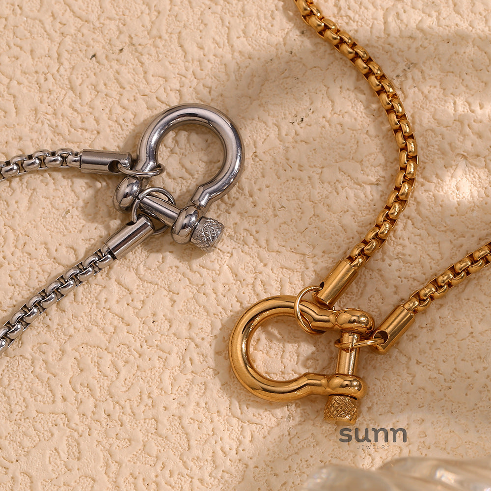 Chelsea Horseshoe Pearl Necklace [LEIMV6PC]