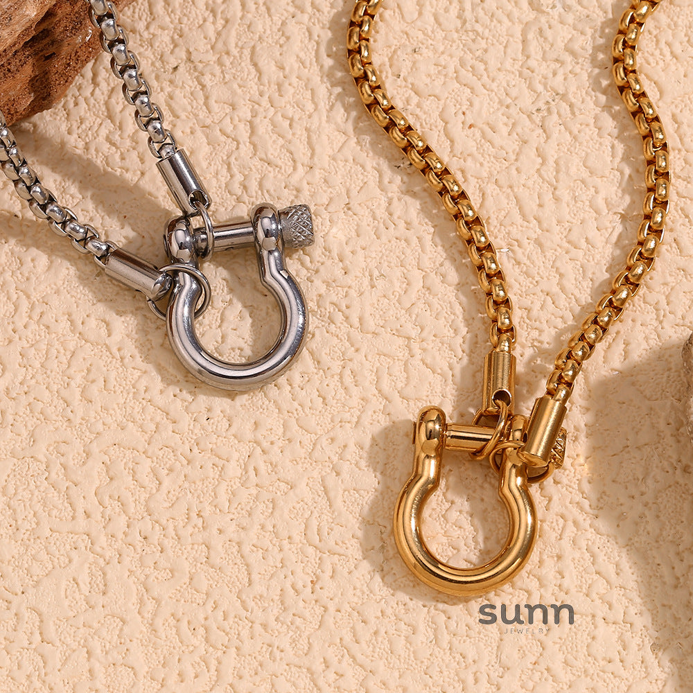 Chelsea Horseshoe Pearl Necklace [OXVMTBN4]