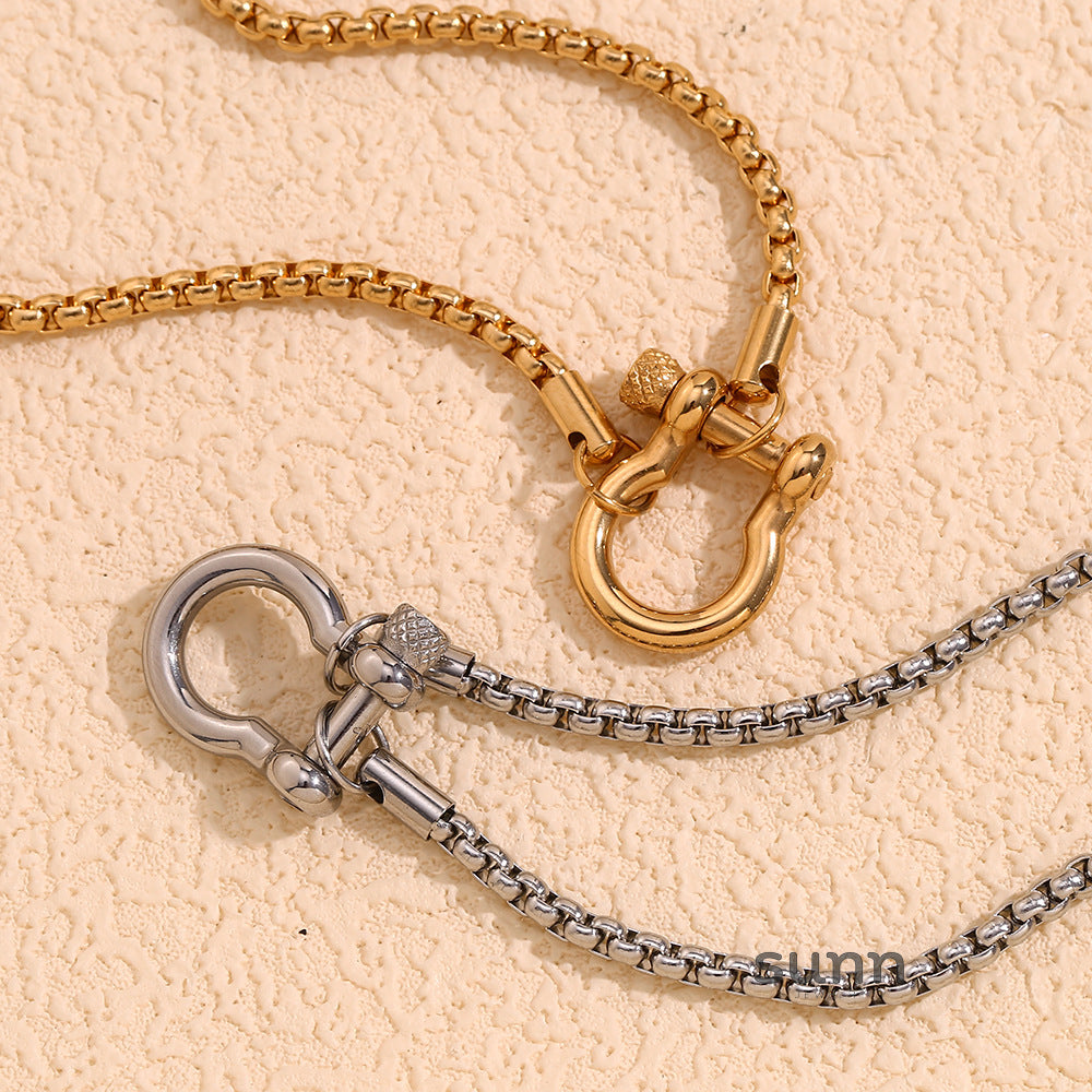 Chelsea Horseshoe Pearl Necklace [XBFW2YEP]