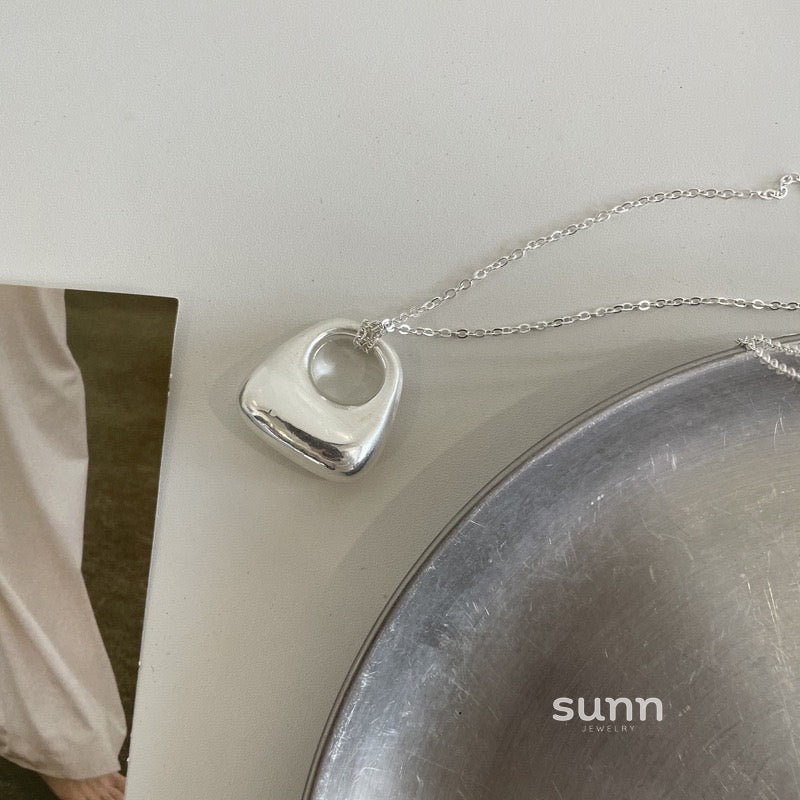 Chloie Sculptural Pendant Necklace [IV1CWGVP]