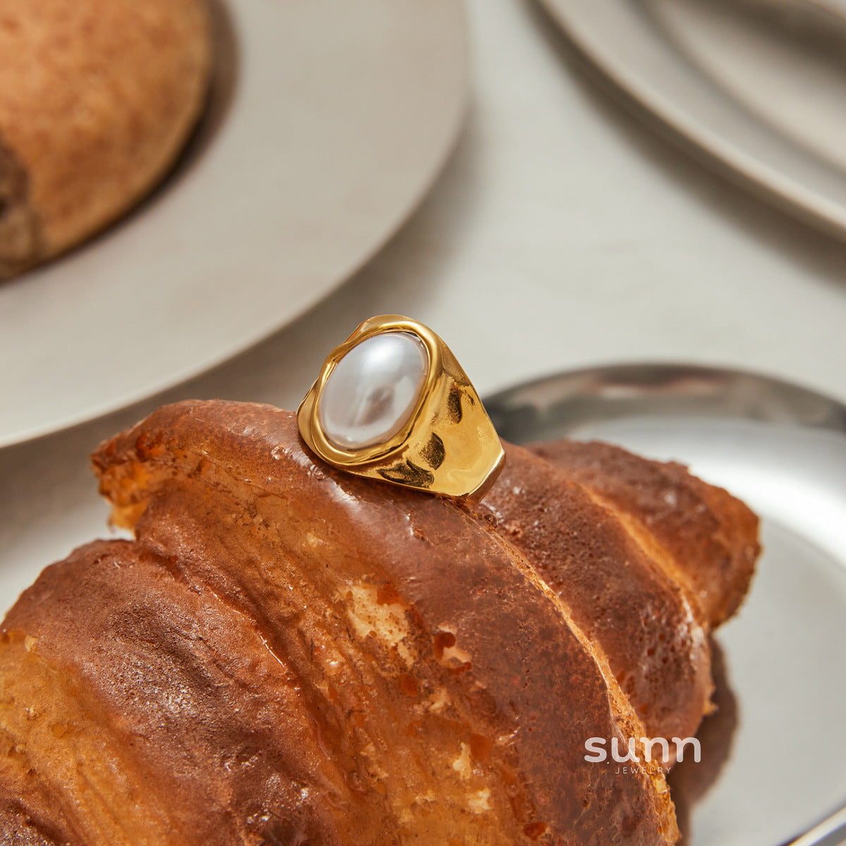 Chrissy Lustrous Pearl Ring [RZY9OOKR]