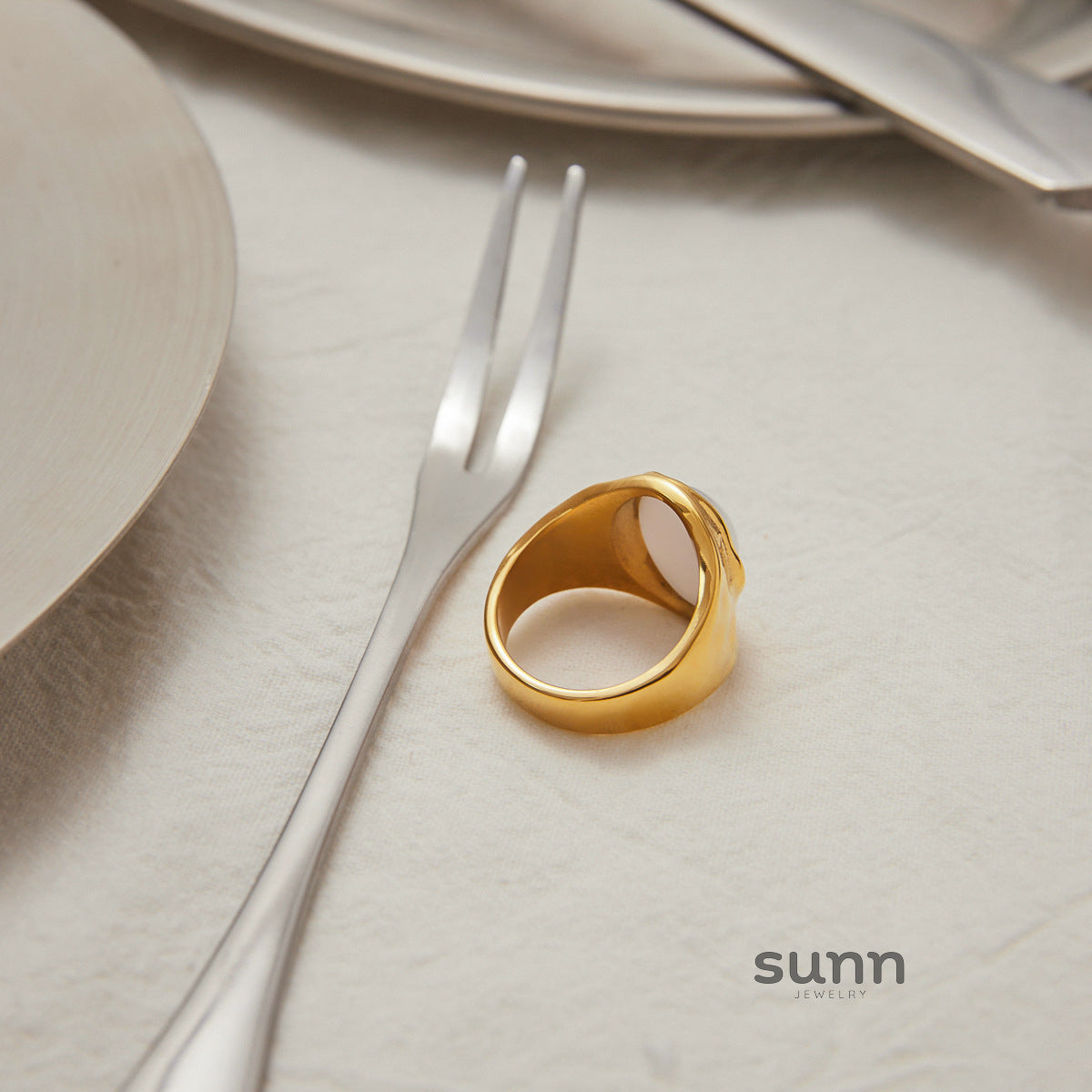 Chrissy Lustrous Pearl Ring [FLEXZN65]