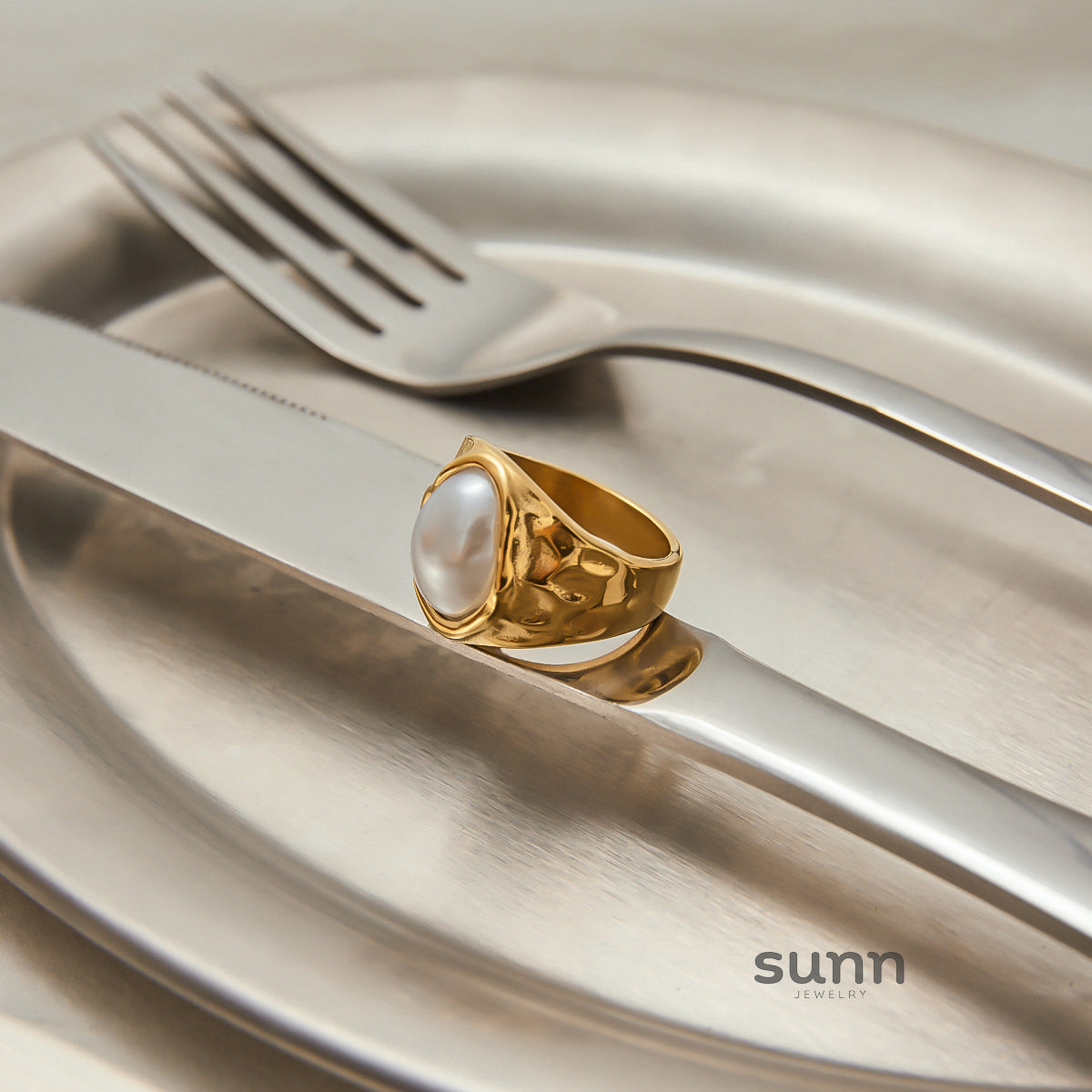 Chrissy Lustrous Pearl Ring [G8CN5YG9]