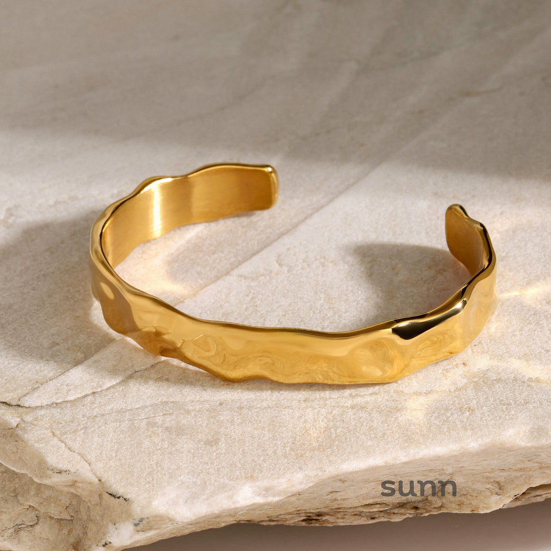 Chrissy Textured Wave Bracelet [ZBHZSEI0]