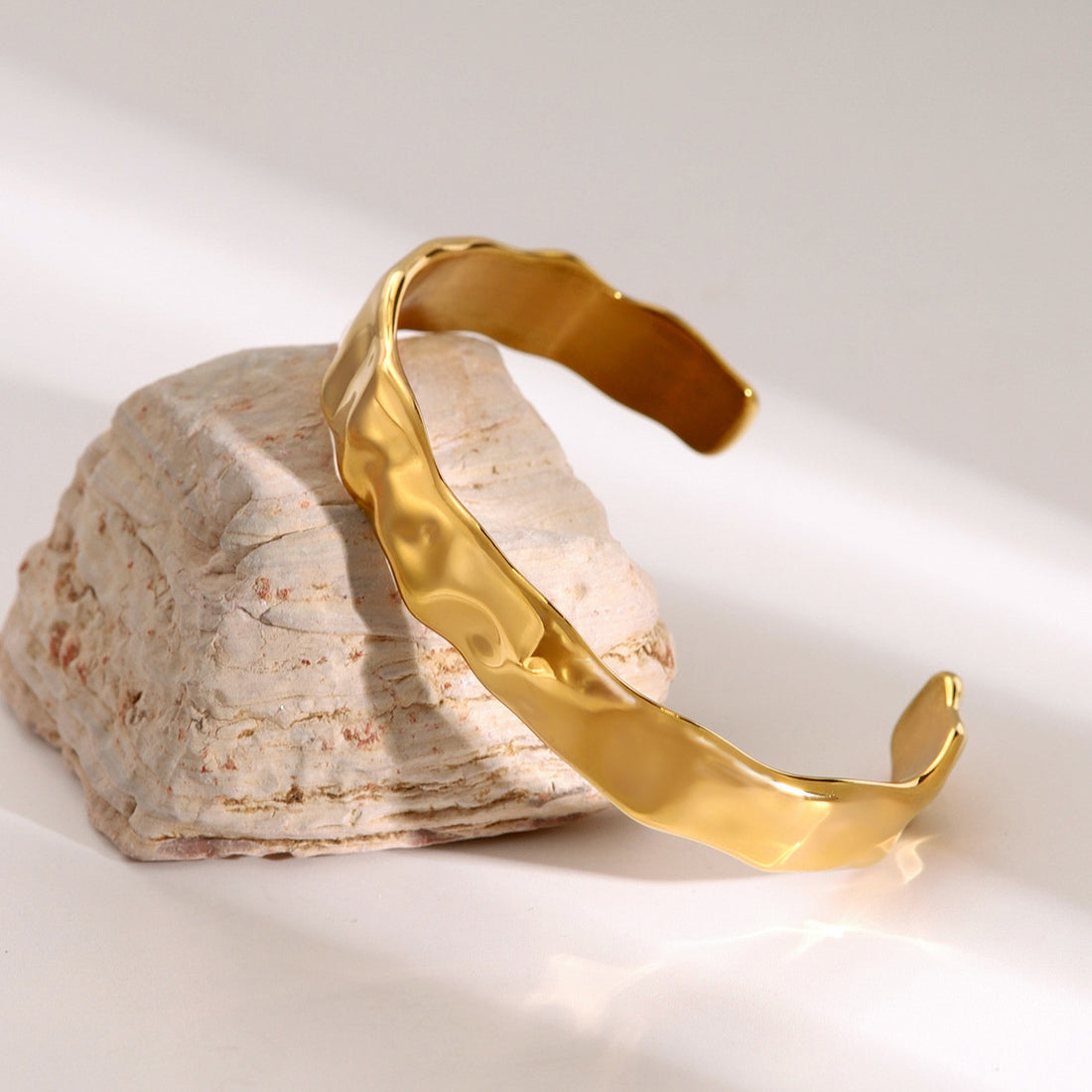 Chrissy Textured Wave Bracelet [ZBHZSEI0]