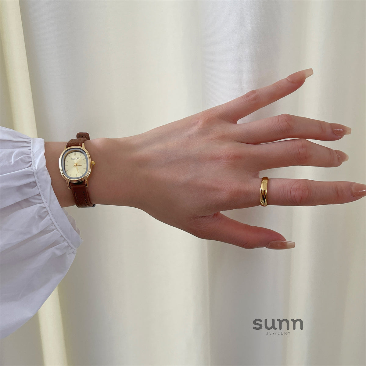 Christabel Oval Mid-Century Watch [DJ8NNVC8]