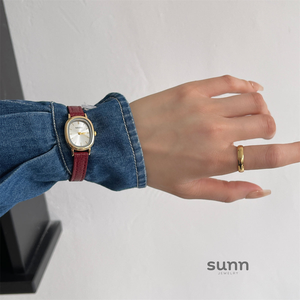 Christabel Oval Mid-Century Watch [AW0ERR3X]