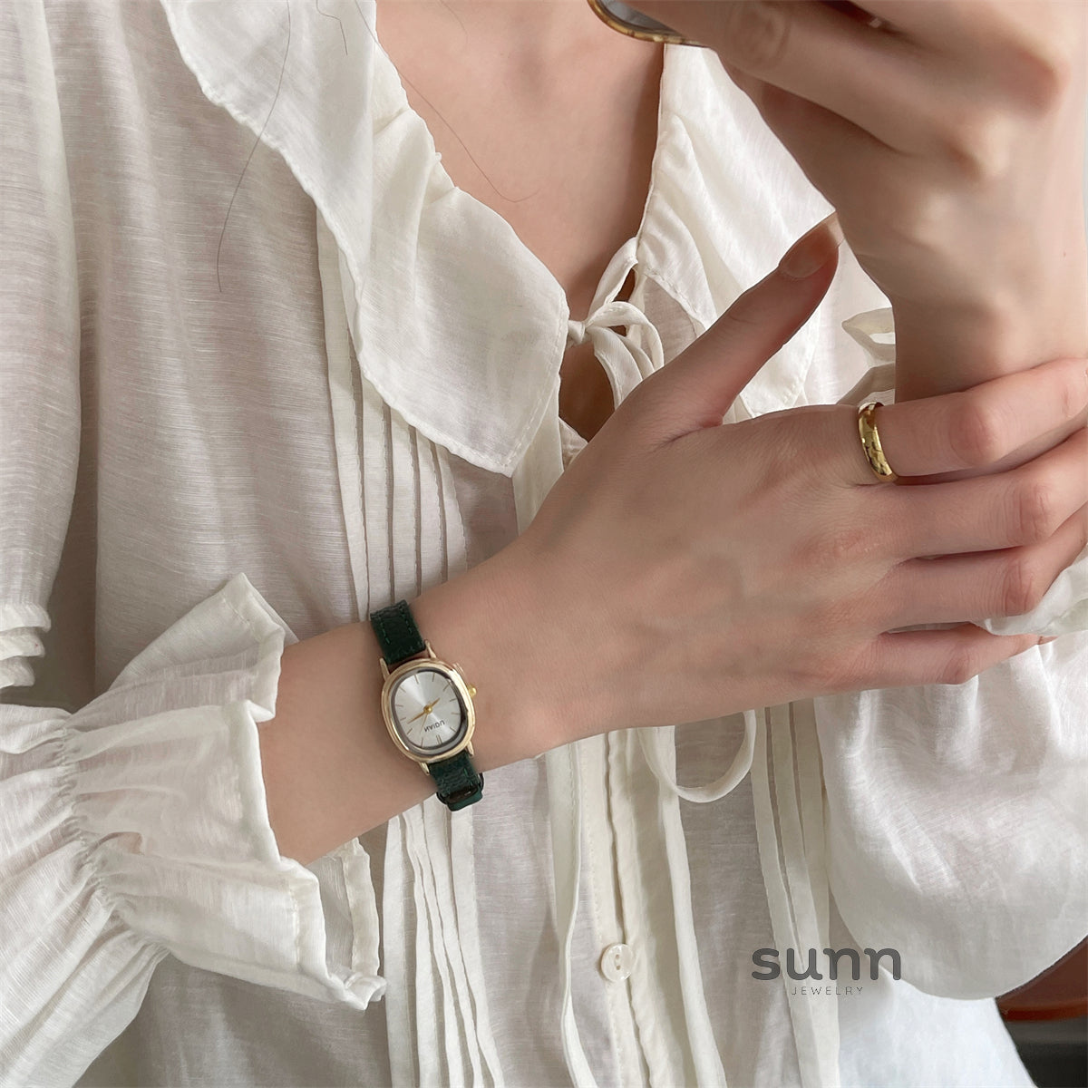 Christabel Oval Mid-Century Watch [XLNH4BND]
