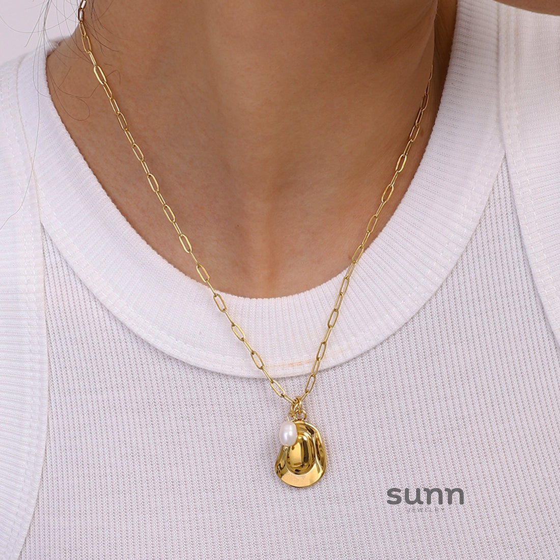 Clair Pearl Cross Necklace [B9E9YBS4]