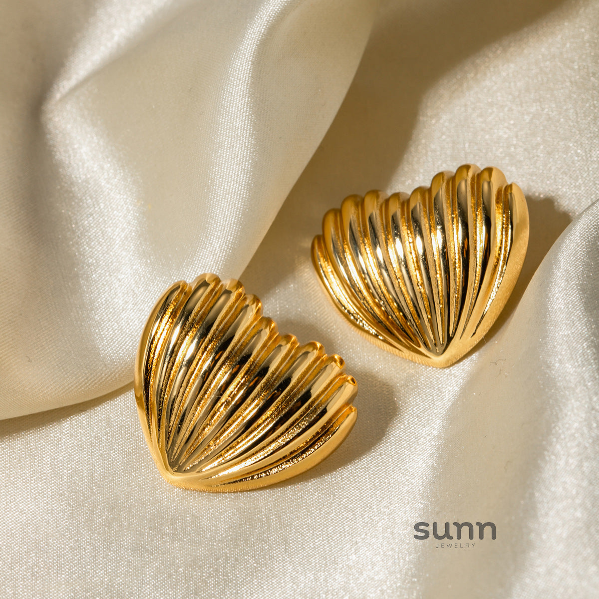 Claire Dainty Heart Studs