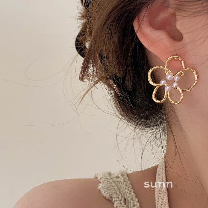 Cleopatra Pearl Floral Earrings [P053RM2D]