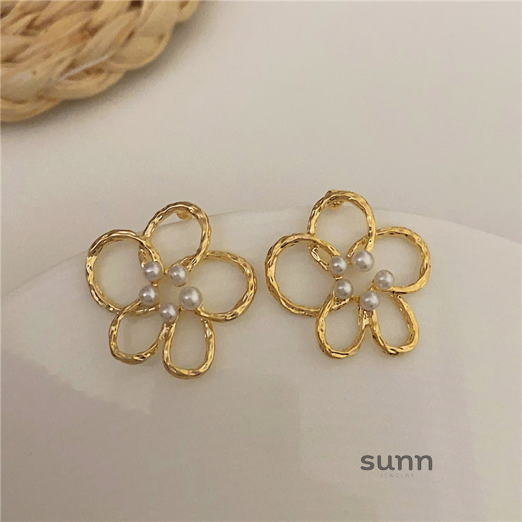 Cleopatra Pearl Floral Earrings [3QRXORNX]