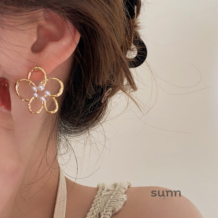 Cleopatra Pearl Floral Earrings [5YYXBP9M]