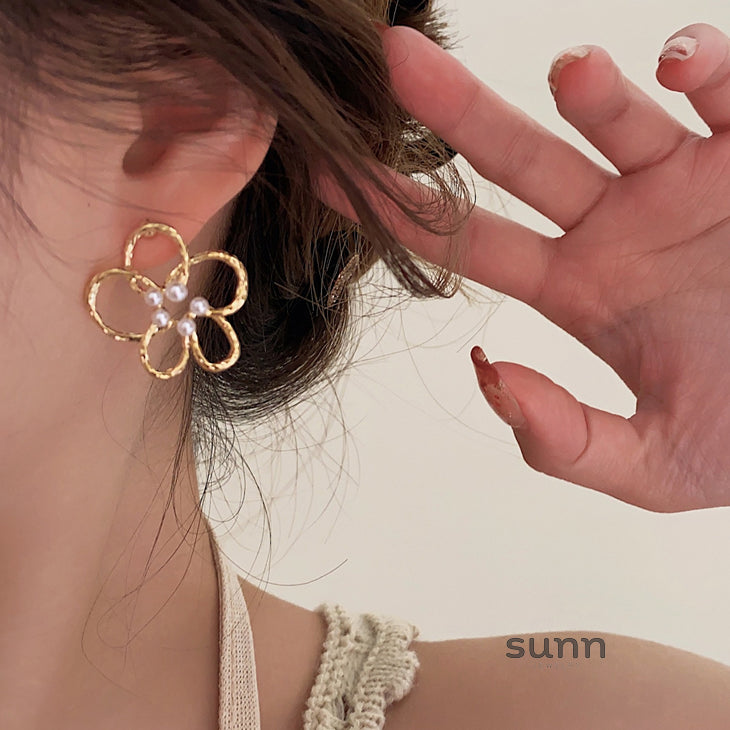 Cleopatra Pearl Floral Earrings [H46L5YXJ]