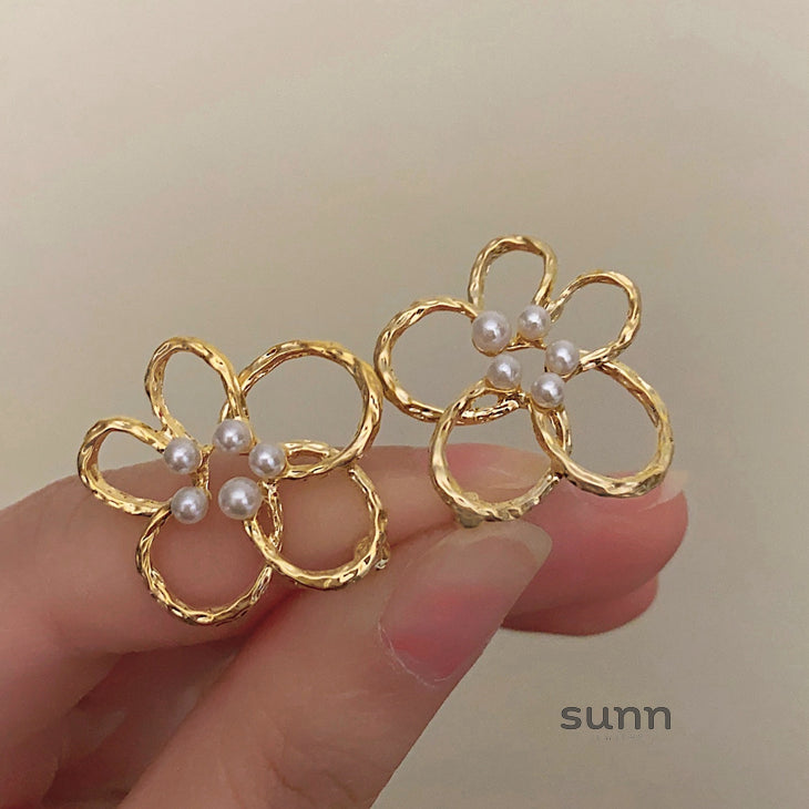 Cleopatra Pearl Floral Earrings [BXD45WNR]