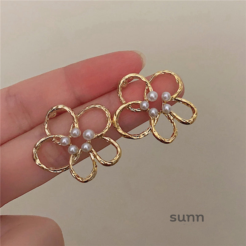Cleopatra Pearl Floral Earrings [EBW13H41]