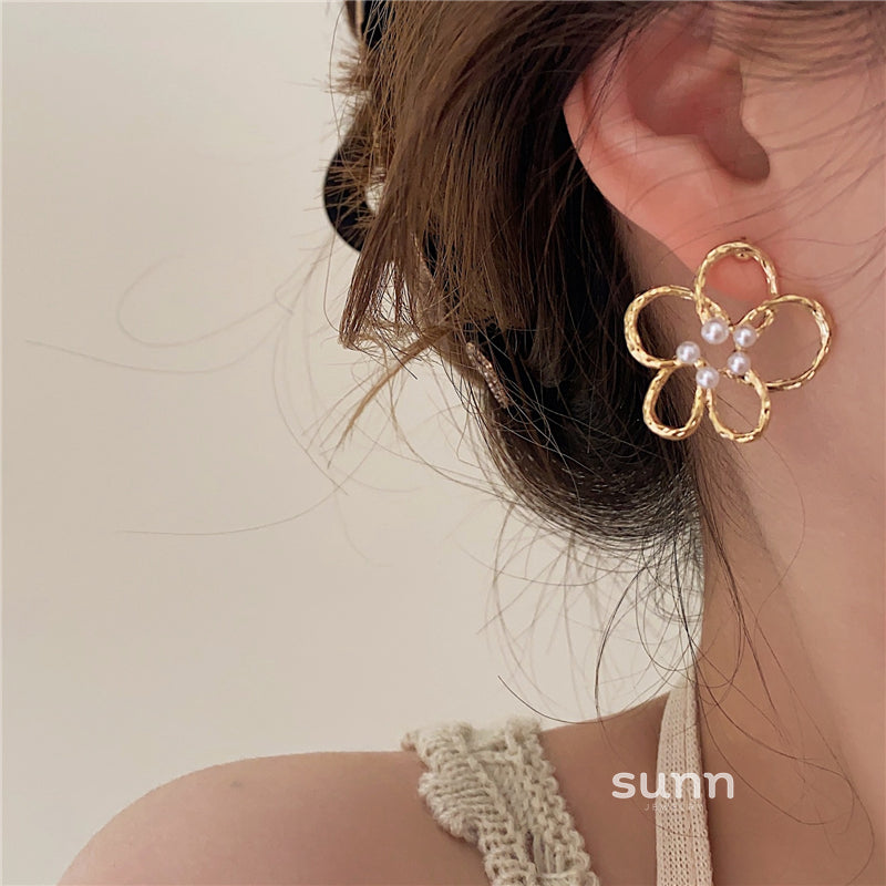 Cleopatra Pearl Floral Earrings [4MNMHE46]