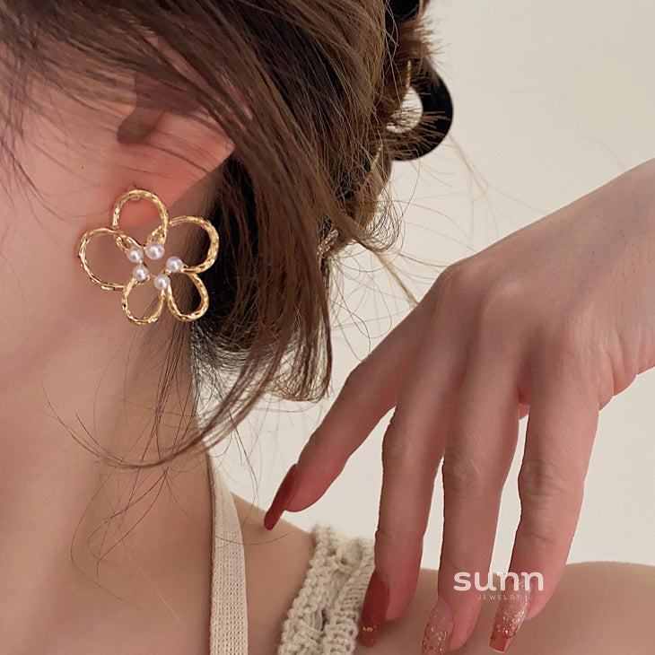 Cleopatra Pearl Floral Earrings [4PHUFCDC]
