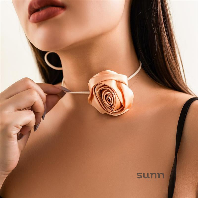 Cleopatra Velvet Camellia Choker [KAFE9OI3]