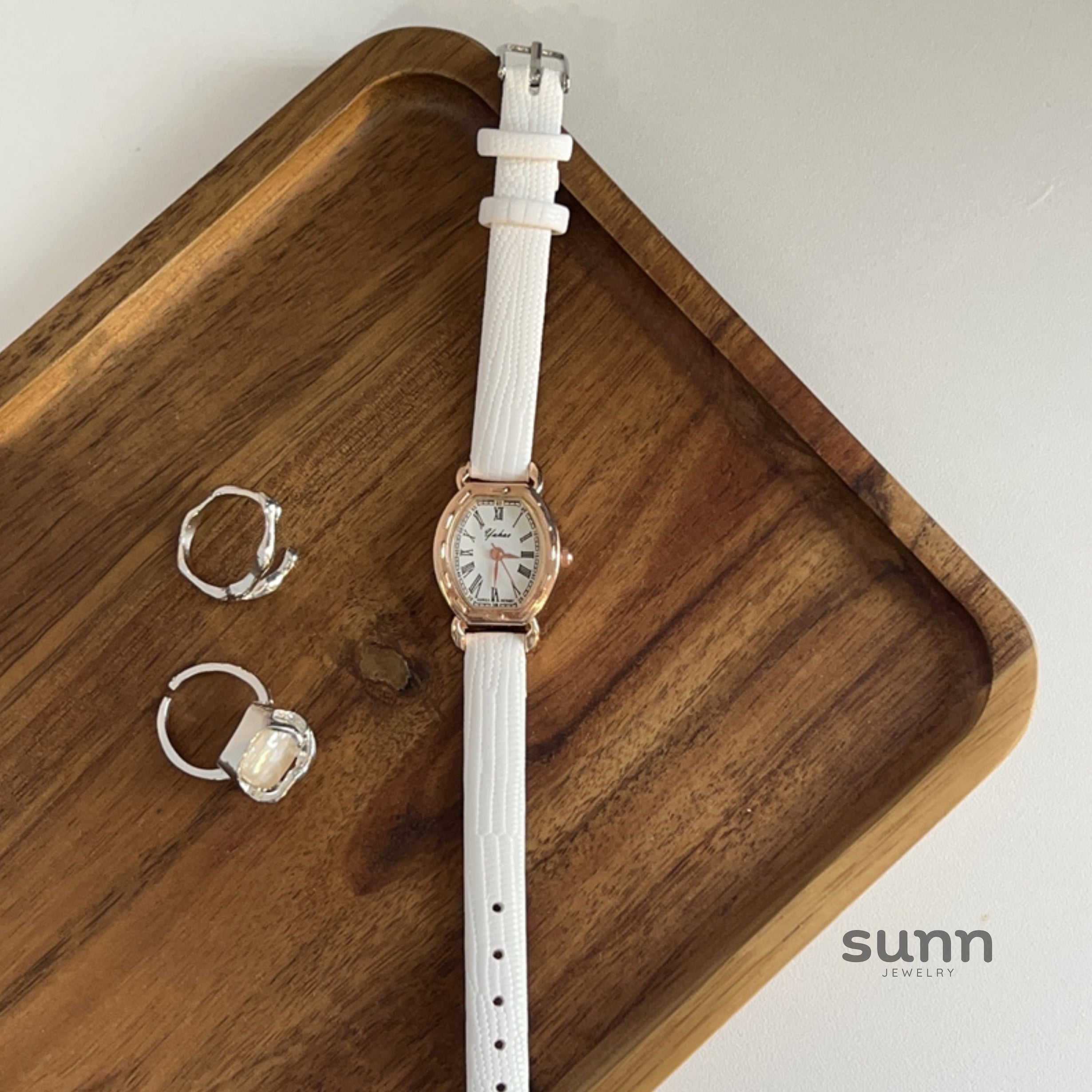 Constanza Elegant Barrel Watch [XBE9GIUK]