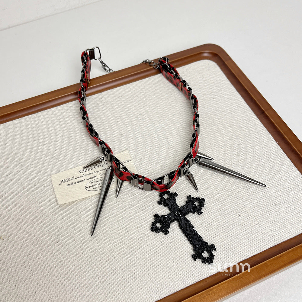 Coral Rivet Cross Choker [ZYVA1L9A]