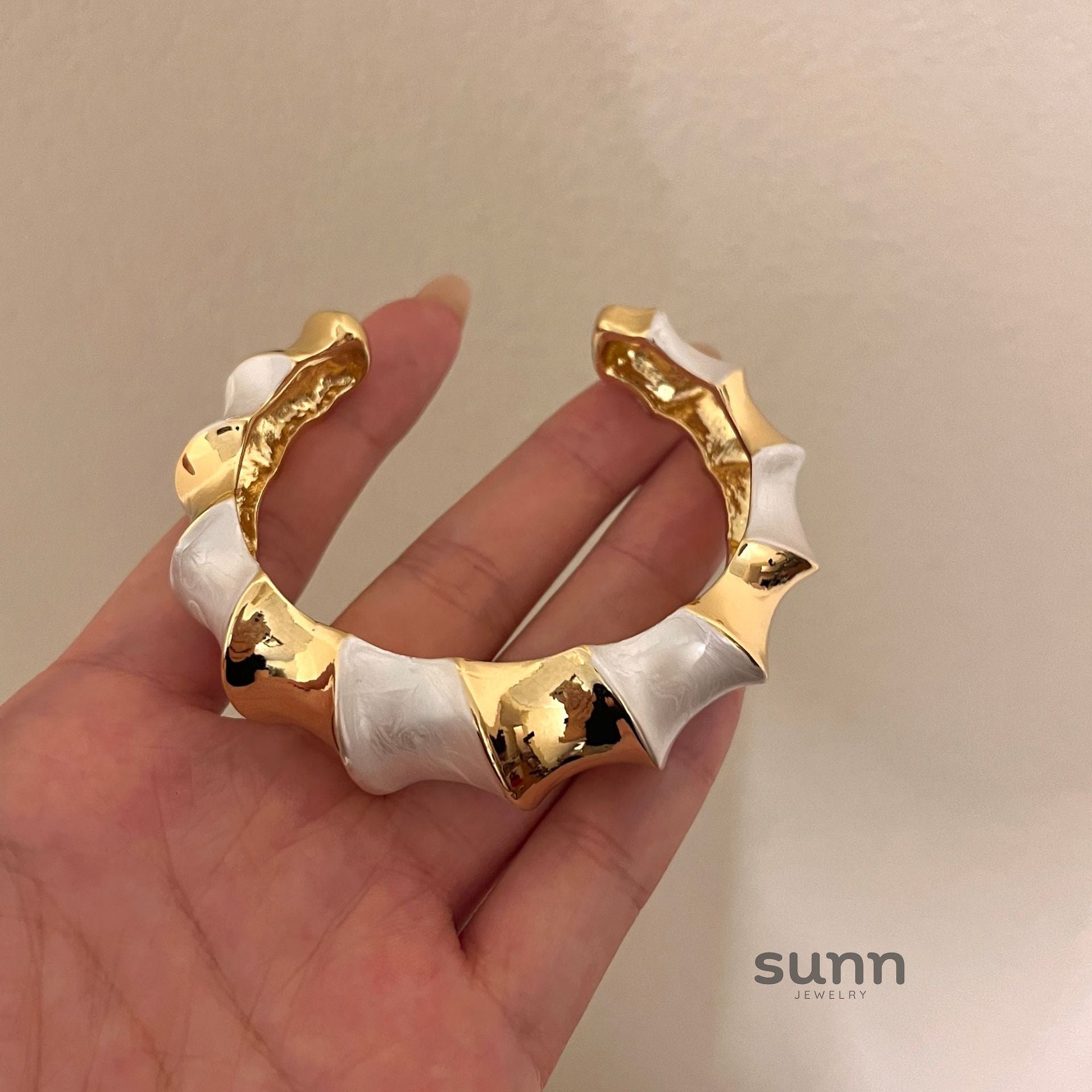 Cristal Bold Enamel Cuff Bracelet [F7WIGDUA]