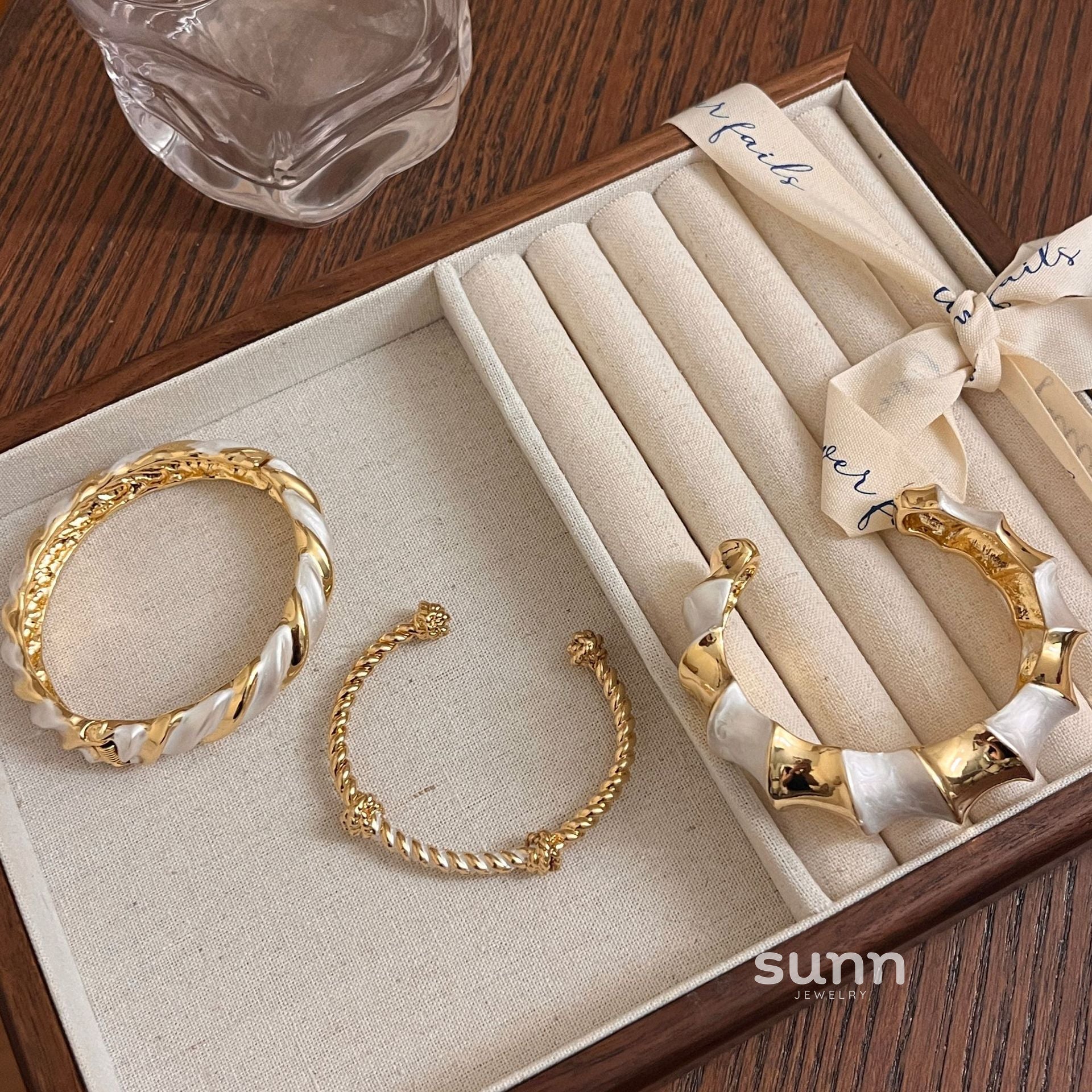 Cristal Bold Enamel Cuff Bracelet [LV3J0D3Z]