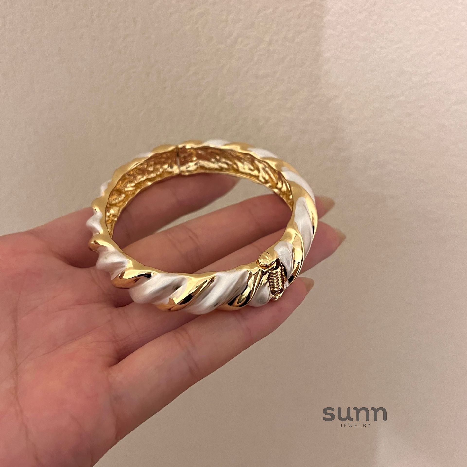 Cristal Bold Enamel Cuff Bracelet [GR9VON3H]