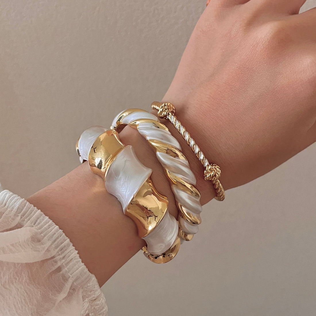Cristal Bold Enamel Cuff Bracelet [BMZG99IM]