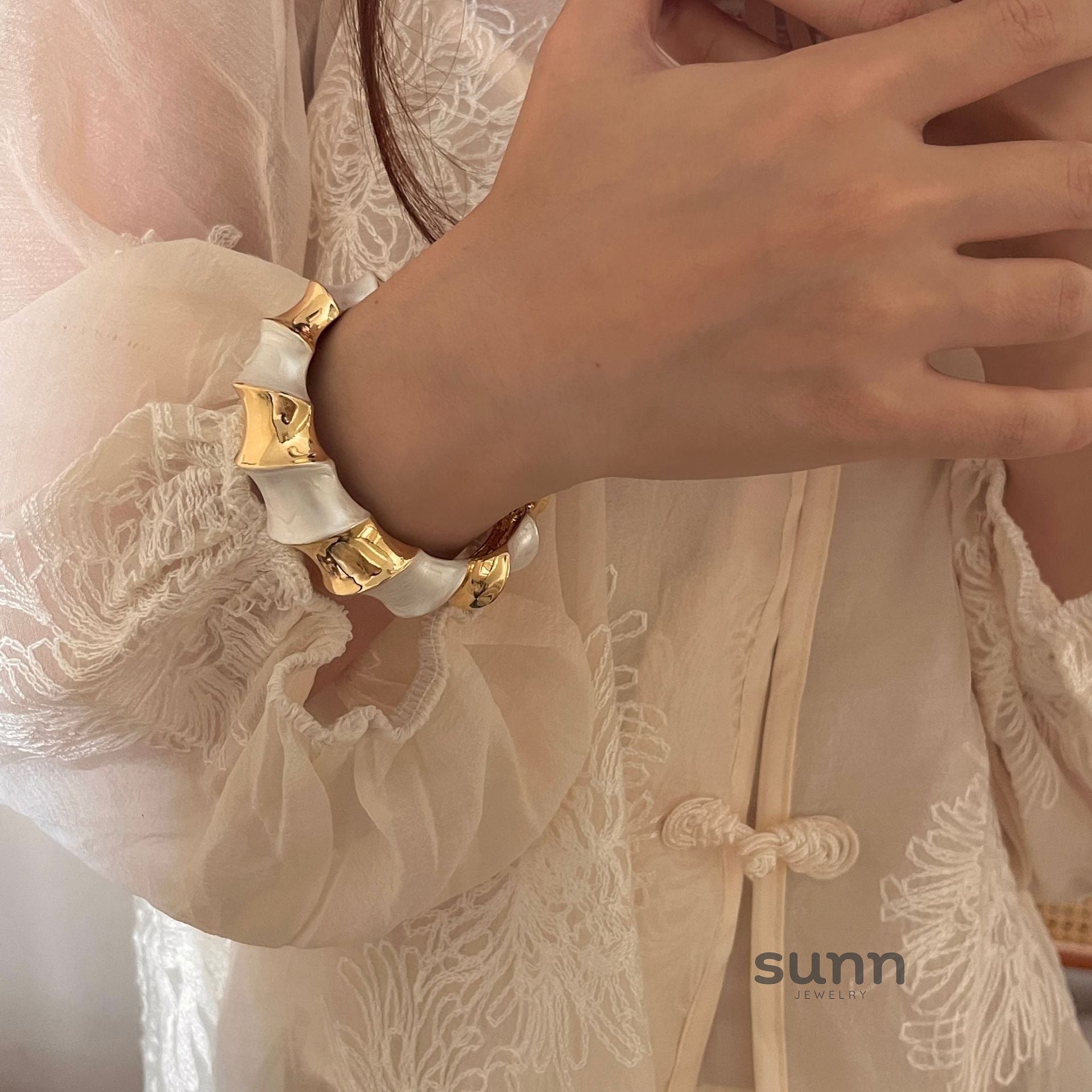 Cristal Bold Enamel Cuff Bracelet [6P8SK96O]