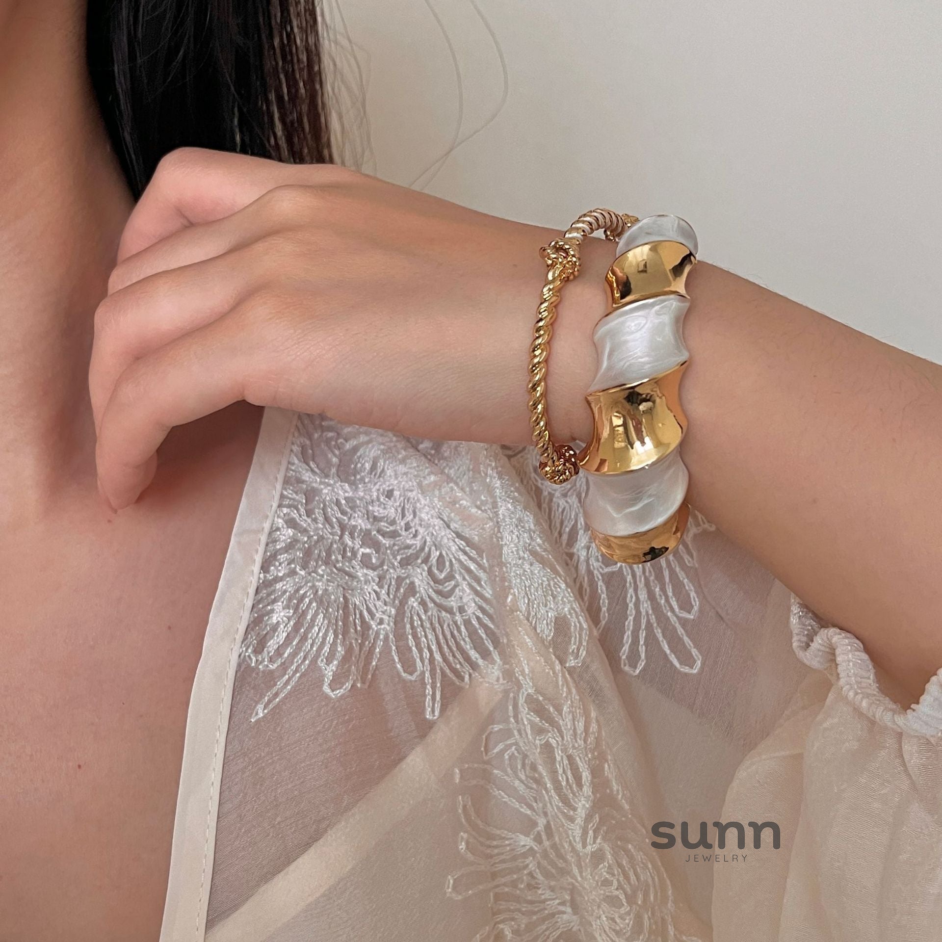 Cristal Bold Enamel Cuff Bracelet [8UJ3KT8D]