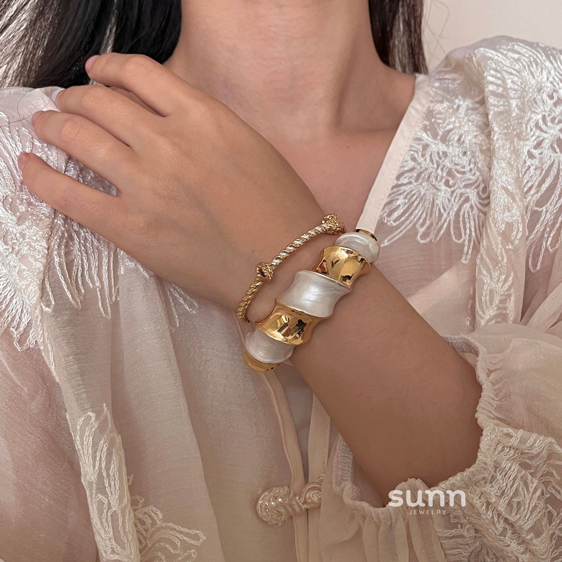 Cristal Bold Enamel Cuff Bracelet [8KD8RWOP]