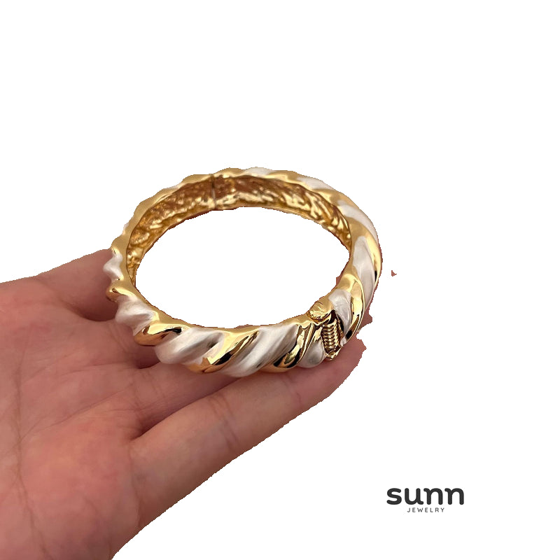 Cristal Bold Enamel Cuff Bracelet [PDE0XGC6]