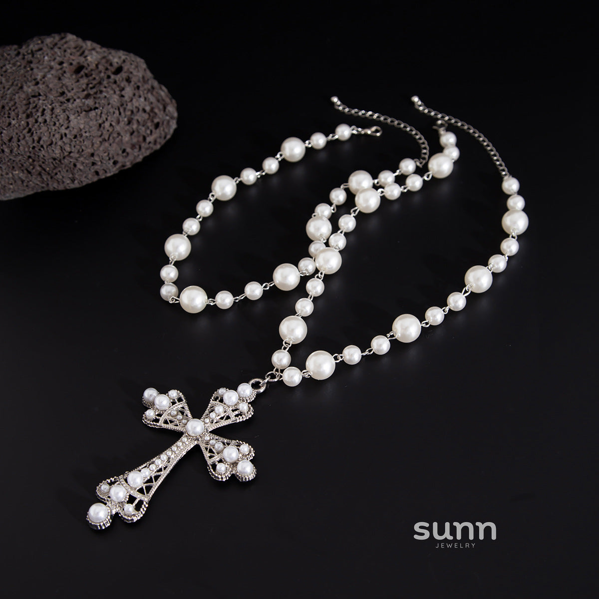 Daenerys Layered Pearl Cross Necklace [GY0NQPTB]