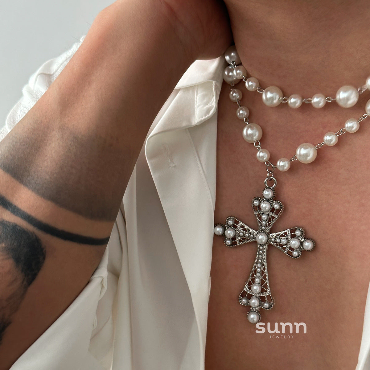 Daenerys Layered Pearl Cross Necklace [86D3W8XL]