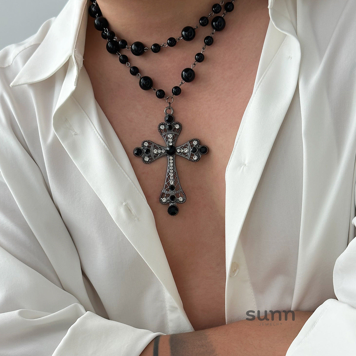 Daenerys Layered Pearl Cross Necklace [AV4G9OMH]