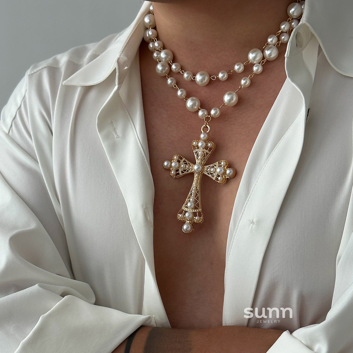 Daenerys Layered Pearl Cross Necklace [R8GFXB3X]