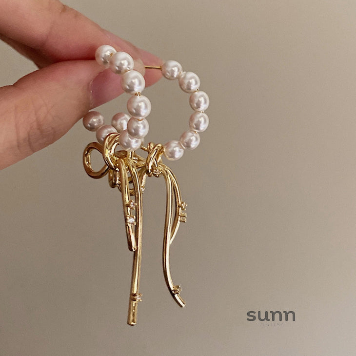 Daila Bow Pearl Earrings [PCDXT24M]