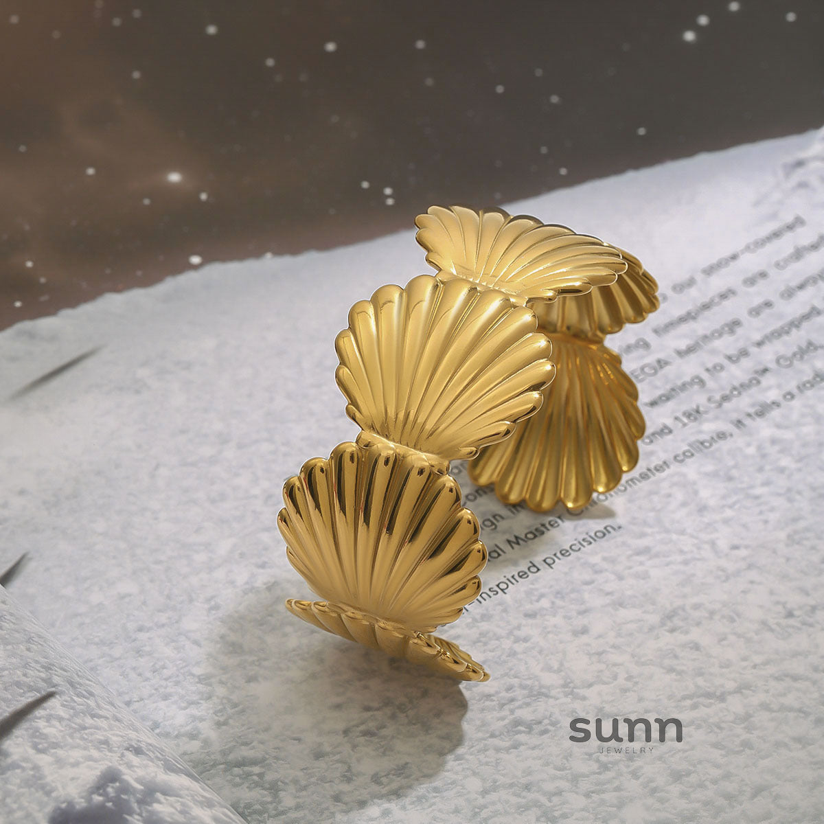 Daila Iridescent Shell Cuff [JIJ2DNI2]