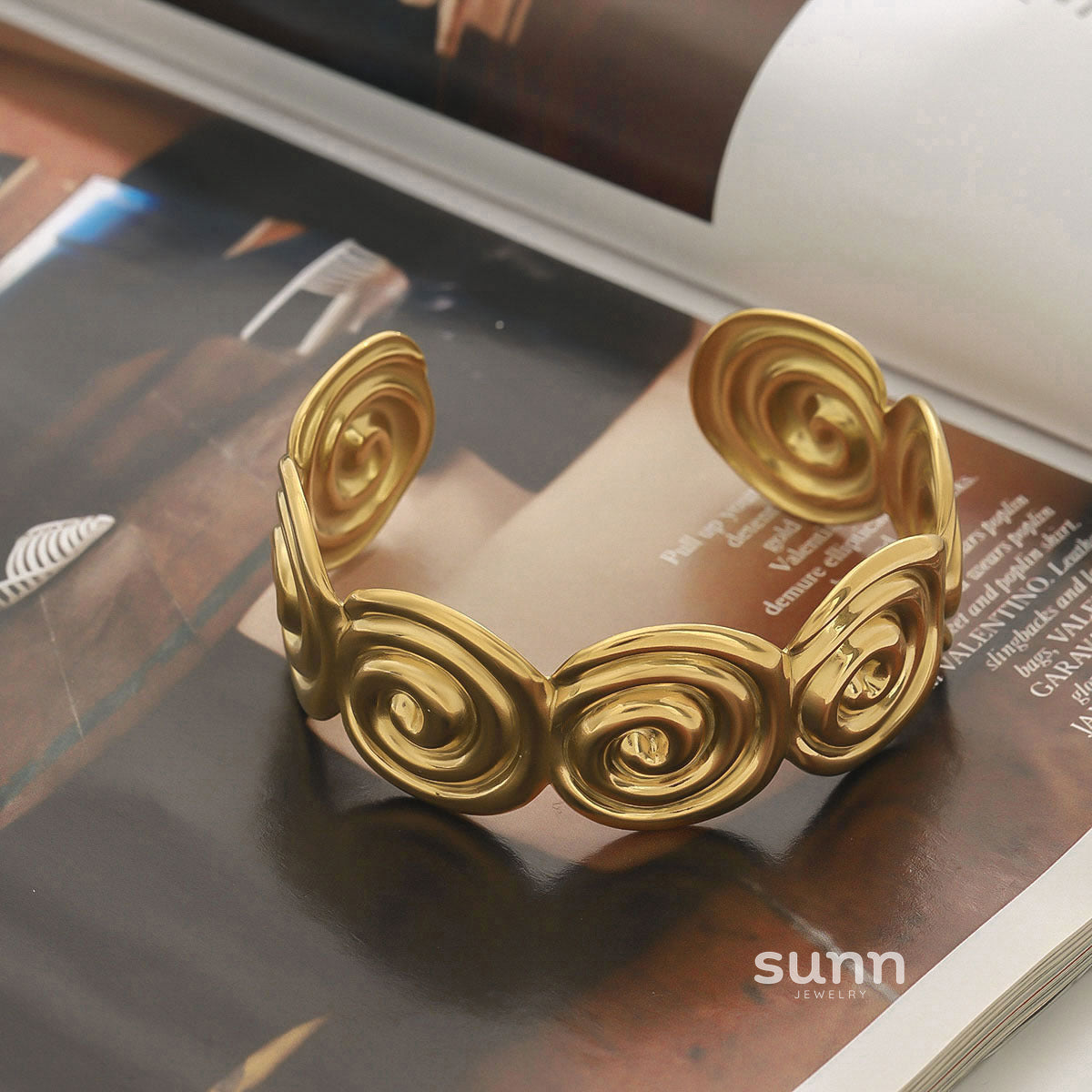 Daila Iridescent Shell Cuff [EUELTRLM]