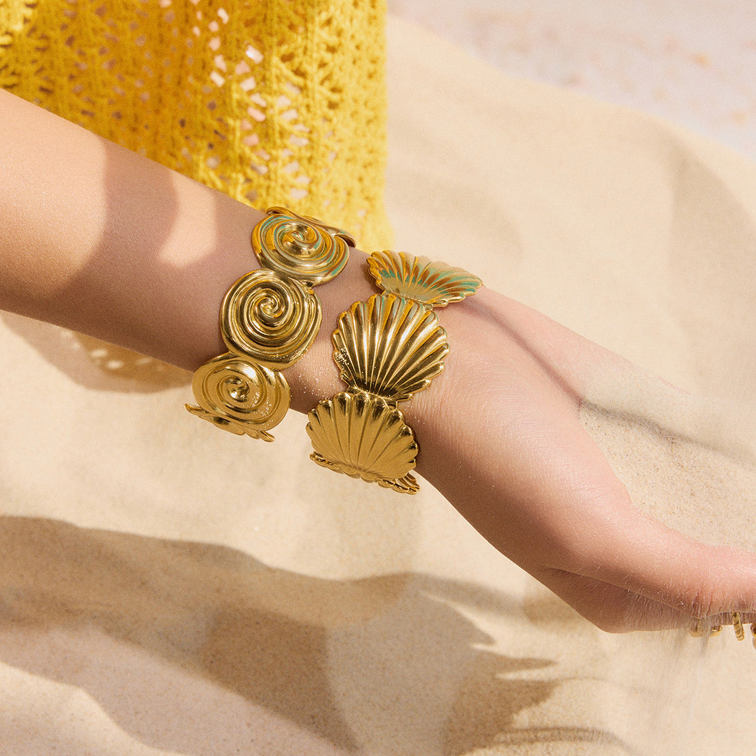 Daila Iridescent Shell Cuff [OAER5UM0]