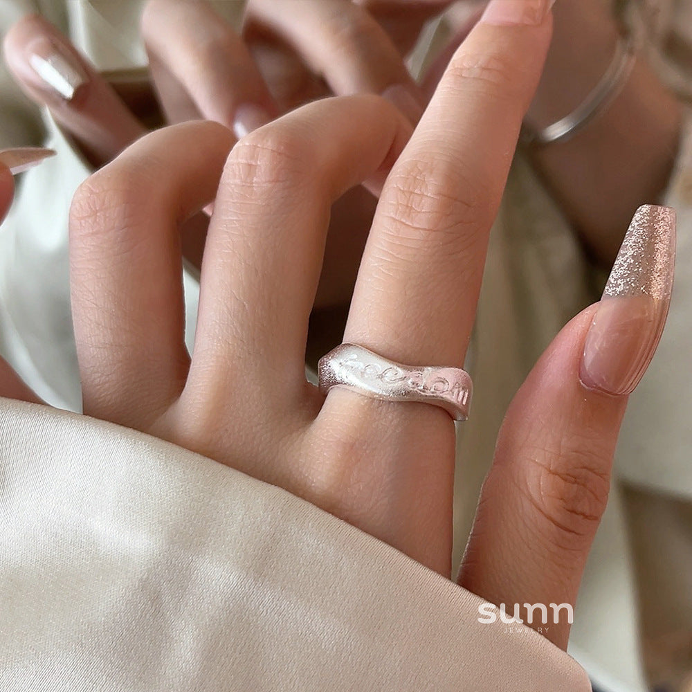 Daisey Lunar Letter Ring [IGPEGLH6]