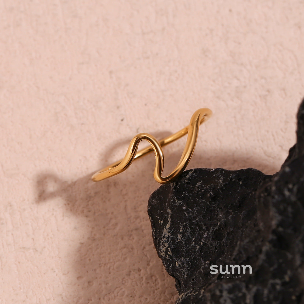 Dalyla Gold Wave Ring [JFU2A7W9]